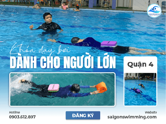 Giáo viên đang hướng dẫn học viên học bơi ở Quận 4